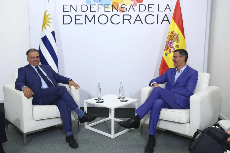 España y Uruguay fortalecen lazos estratégicos durante la cumbre de líderes en Barcelona