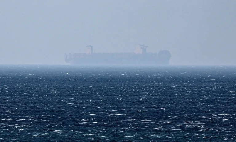 Irán establece nuevas condiciones para tránsito por estrecho de Ormuz